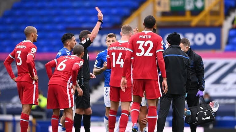 Richarlison nhận thẻ đỏ sau pha bóng thô bạo. (Ảnh: Reuters)