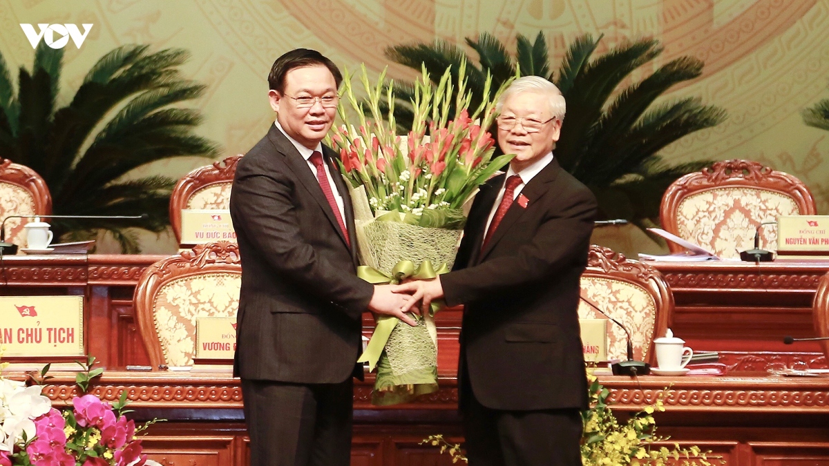 Bí thư Thành uỷ Hà Nội Vương Đình Huệ tặng hoa cảm ơn Tổng Bí thư, Chủ tịch nước Nguyễn Phú Trọng.
