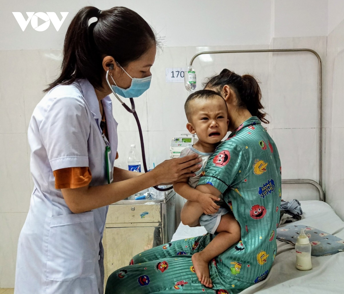 Bác sĩ khoa Nhi Bệnh viện Đa khoa vùng Tây Nguyên thăm khám cho trẻ bị bệnh tay chân miệng.