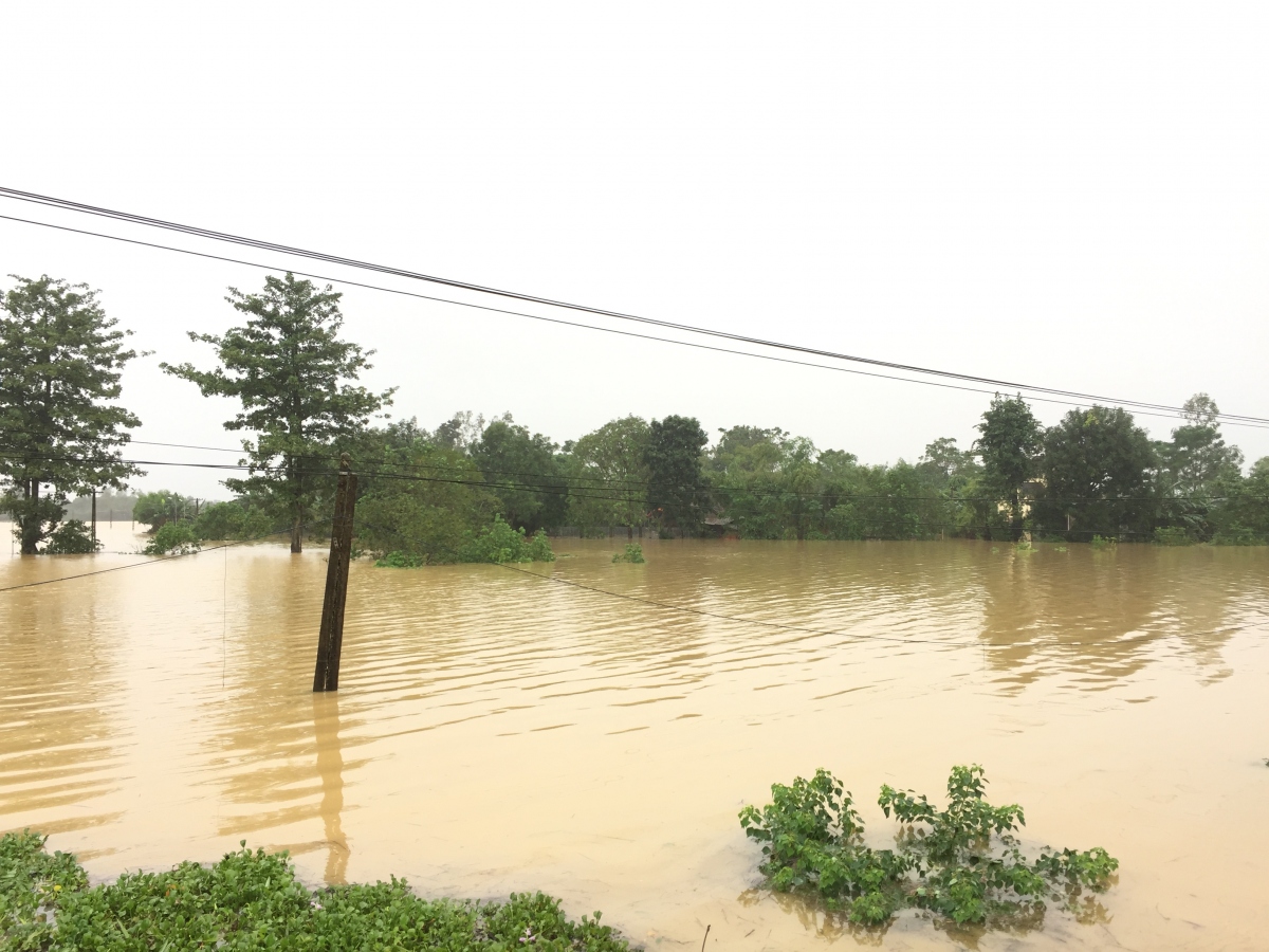 Gần 1.000 hộ dân ở Thanh Chương (Nghệ An) bị nước lũ cô lập