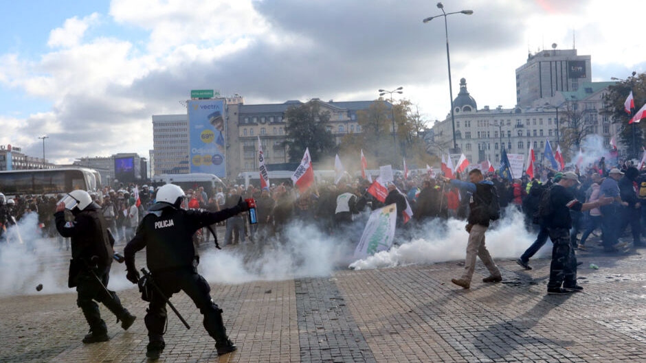 Cảnh sát Ba Lan buộc phải sử dụng biện pháp mạnh bằng vũ lực và hơi cay để giải tán đám đông. Ảnh: Notesfrompoland.