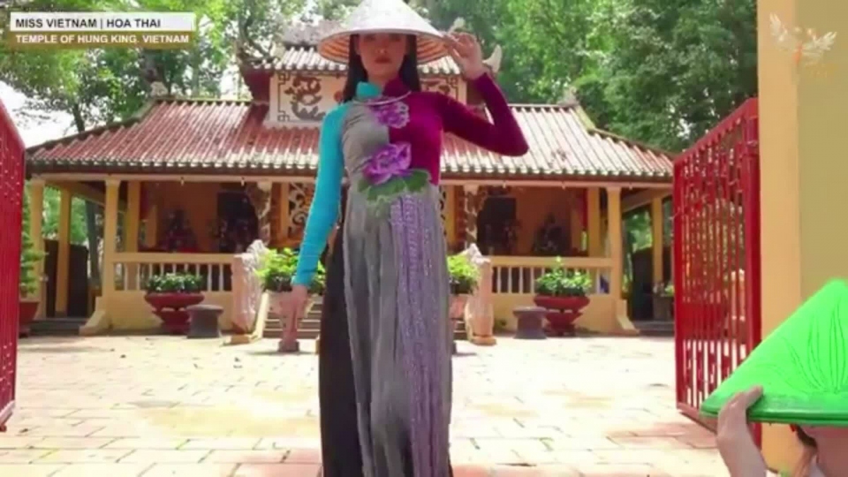 Thái Thị Hoa múa nón trong phần thi tài năng tại Miss Earth 2020