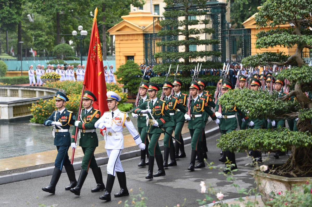 Sáng 19/10, tại Phủ Chủ tịch ở Thủ đô Hà Nội, Thủ tướng Nguyễn Xuân Phúc và Phu nhân chủ trì Lễ đón Thủ tướng Nhật Bản Suga Yoshihide và Phu nhân thăm chính thức Việt Nam từ ngày 18-20/10. 