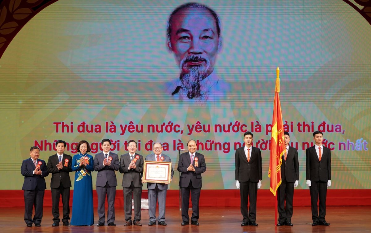 Thủ tướng Nguyễn Xuân Phúc trao huân chương Hồ Chí Minh cho Hội Nông dân Việt Nam.