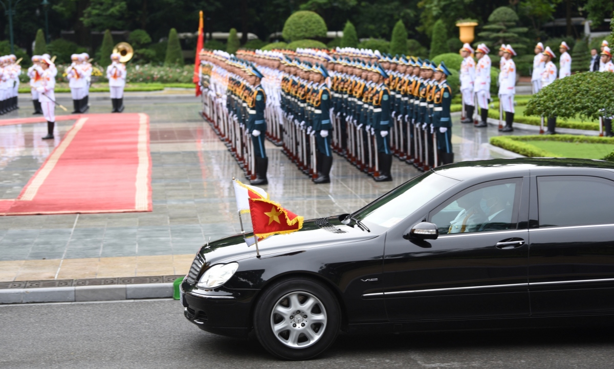 Xe chở Thủ tướng Nhật Bản và Phu nhân tiến vào Phủ Chủ tịch.