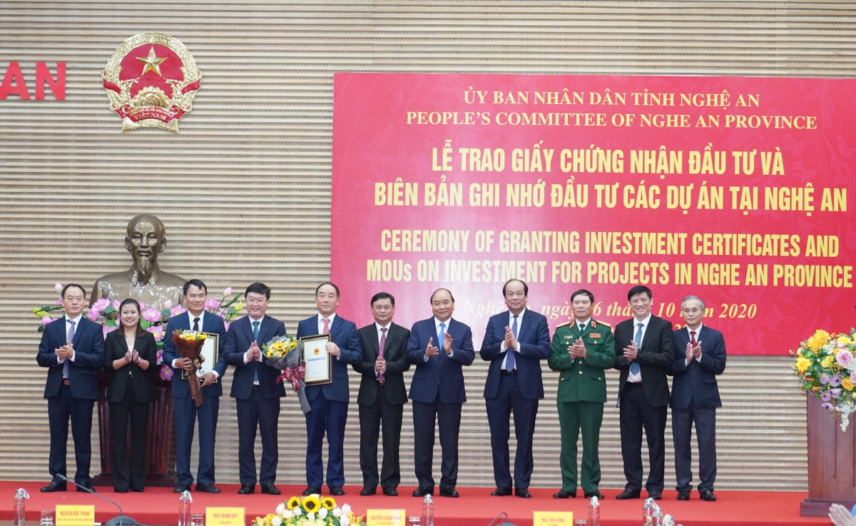 Thủ tướng chứng kiến UBND tỉnh Nghệ An trao giấy chứng nhận đăng ký đầu tư và biên bản ghi nhớ đầu tư cho 2 dự án.