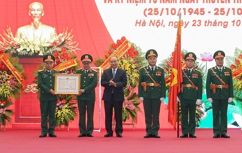 Thủ tướng trao Huân chương Bảo vệ Tổ quốc cho lãnh đạo Tổng cục II