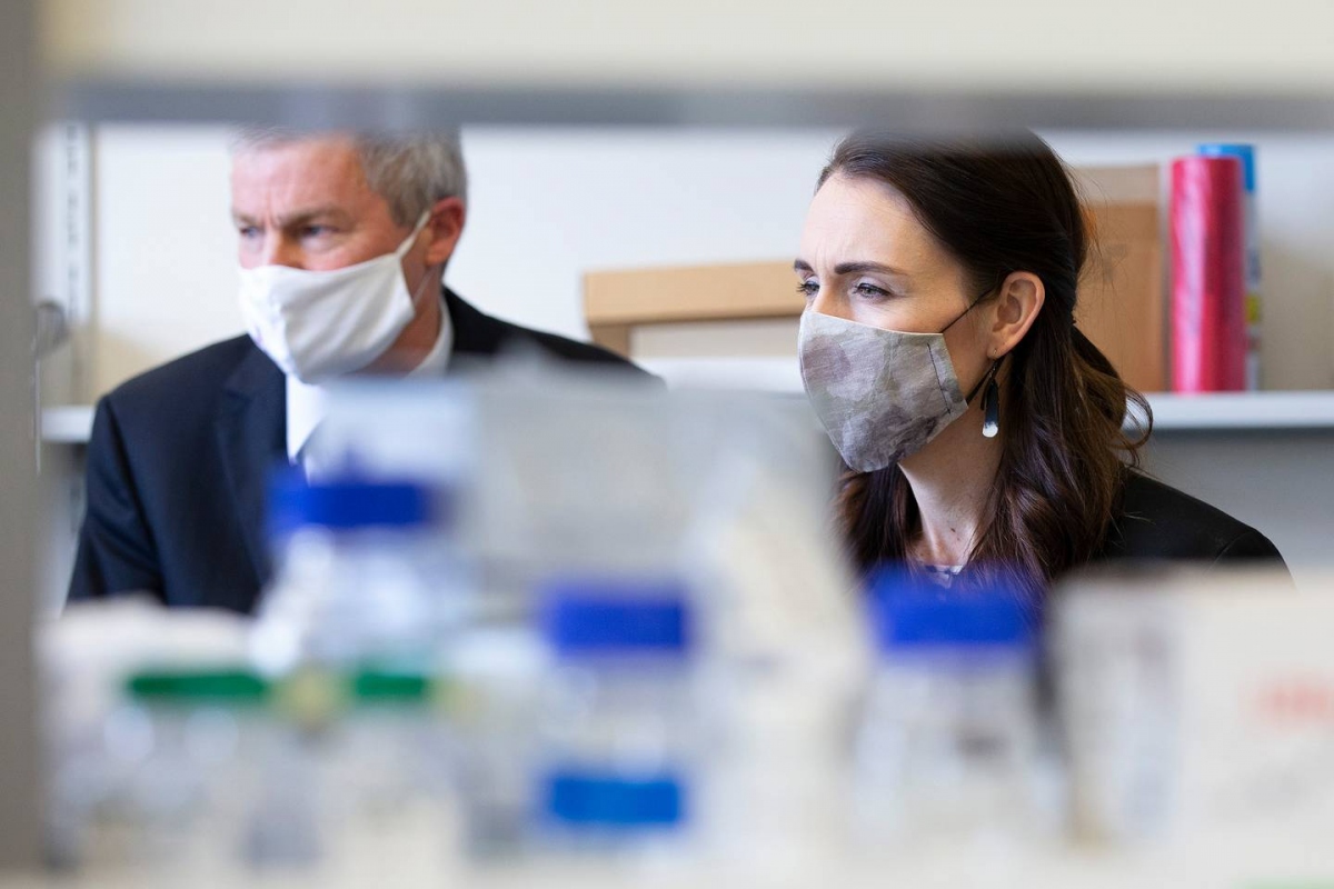 Thủ tướng New Zealand Jacinda Ardern (phải) thăm Viện Nghiên cứu Y khoa Malaghan, nơi đang tham gia phát triển vaccine Covid-19 trong nước. Ảnh Getty.