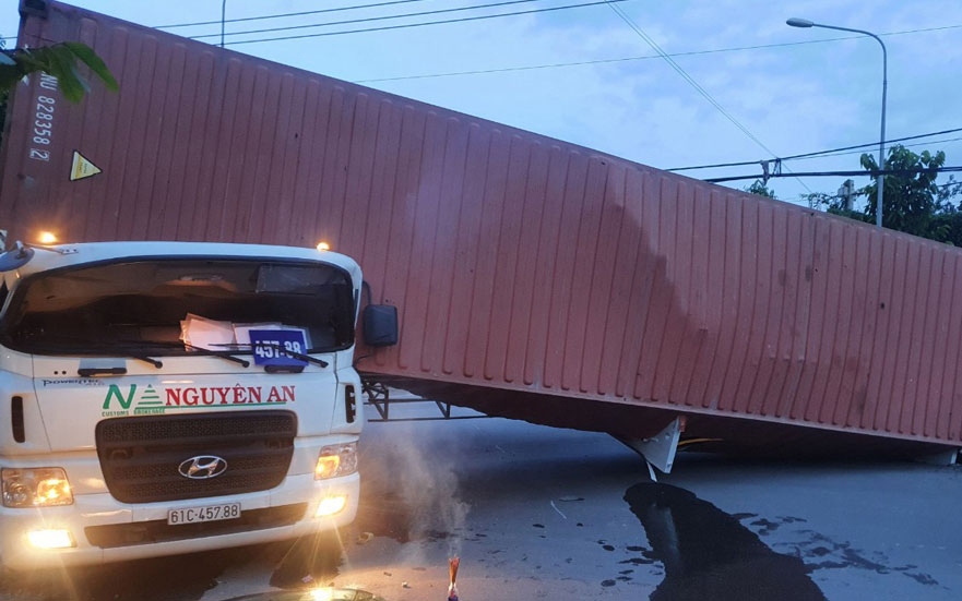 Thùng container lật đè lên cabin khiến tài xế tử vong