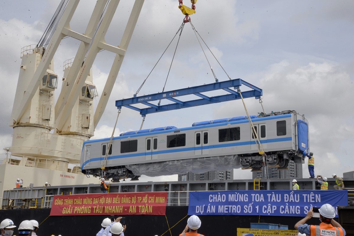Những toa tàu đầu tiên của tuyến Metro số 1 TPHCM cập cảng Khánh Hội