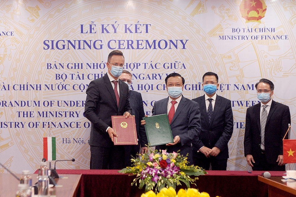 Bộ trưởng Bộ Tài chính Việt Nam và Bộ trưởng Bộ Ngoại giao và Kinh tế đối ngoại Hungary trao Biên bản ghi nhớ hợp tác trong lĩnh vực tài chính