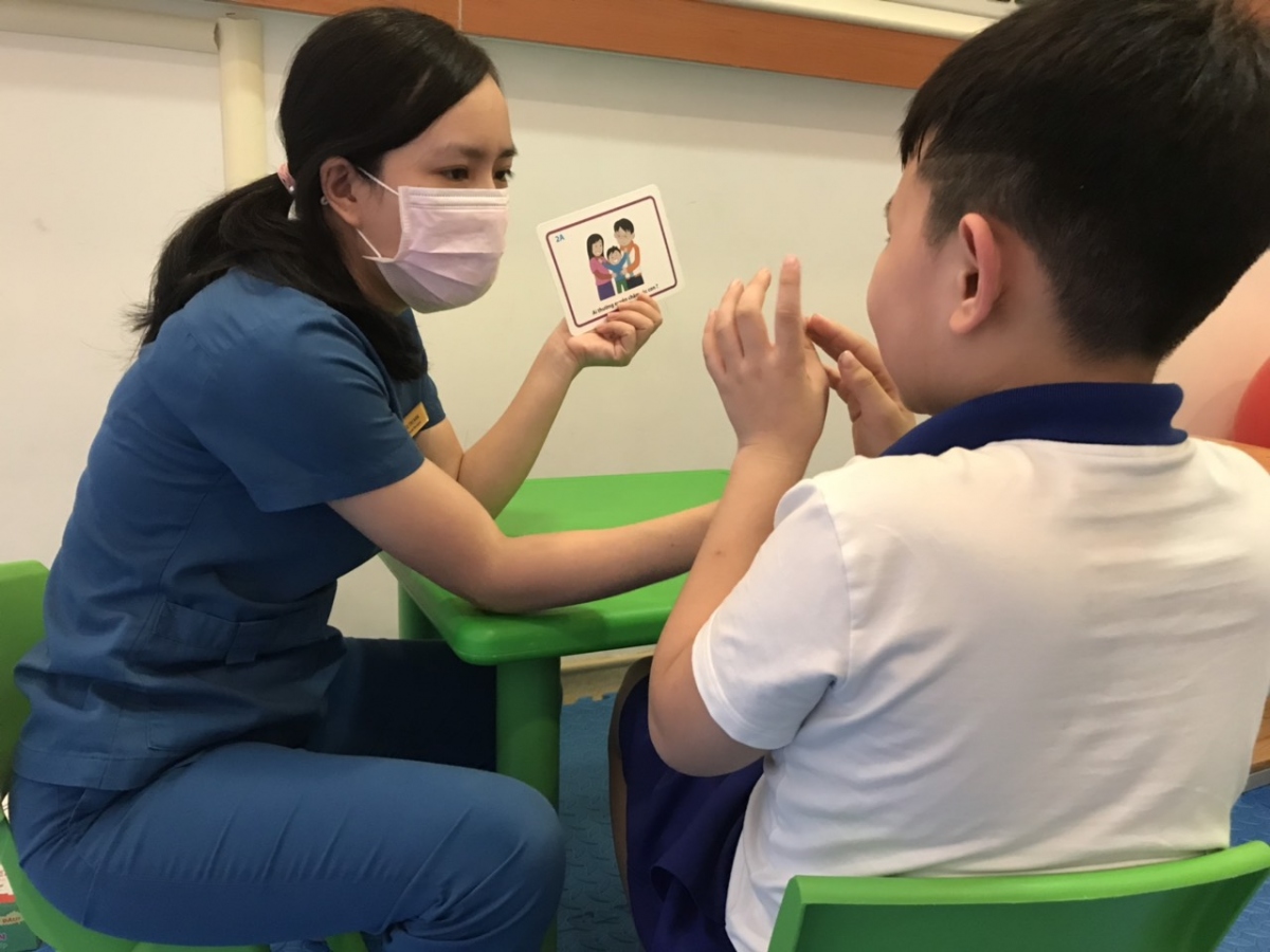 Trẻ được đánh giá trước và sau khi điều trị bởi các cô giáo chuyên sâu giáo dục đặc biệt, không phải thành viên nhóm nghiên cứu để đảm bảo kết quả khách quan.