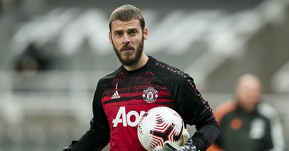 De Gea sớm nhận bàn thua đầu tiên khi Luke Shaw "đốt lưới" nhà. (Ảnh: AP).