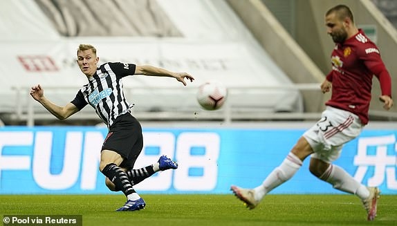 Tình huống Luke Shaw phản lưới nhà sau pha căng ngang của Emil Krafth. (Ảnh: Reuters).