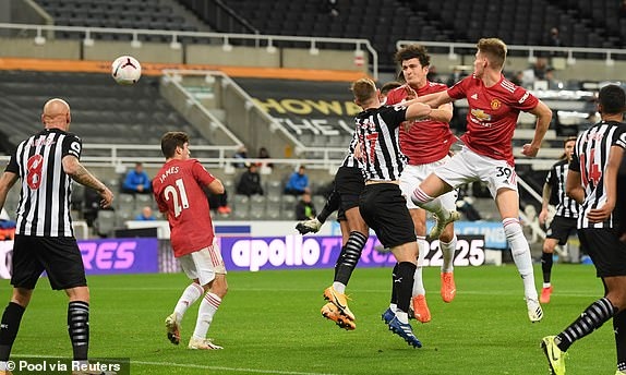 Harry Maguire quân bình tỷ số cho MU. (Ảnh: Reuters).