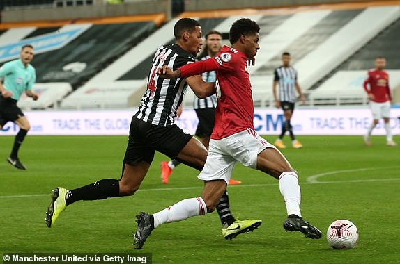 MU miệt mài lên bóng, gia tăng sức ép trước khung thành Newcastle. (Ảnh: Getty).