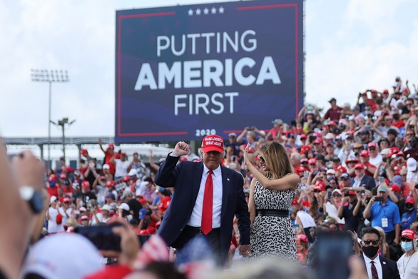 Tổng thống Trump và Đệ nhất phu nhân Melania tại cuộc vận động tranh cử ở Tampa, bang Florida ngày 29-10. Ảnh: Reuters 