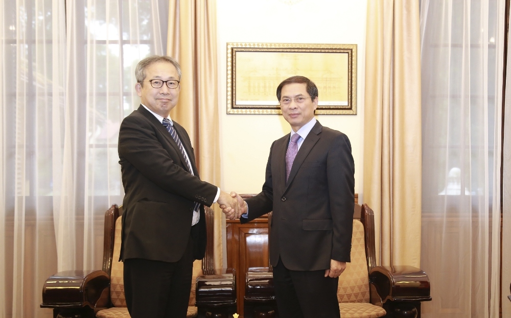 Thứ trưởng Bộ Ngoại giao Bùi Thanh Sơn và Đại sứ Nhật Bản Yamada Takio (trái).