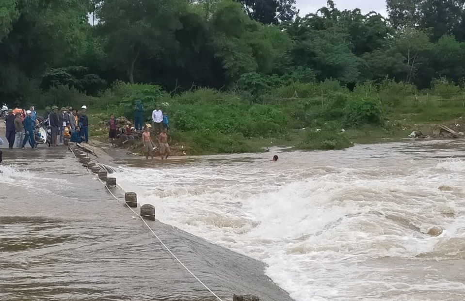 Đi qua cầu tràn, người đàn ông bị nước lũ cuốn mất tích