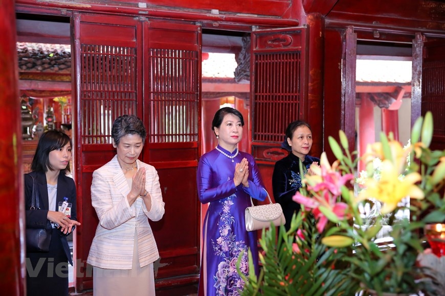 Phu nhân Thủ tướng Nhật Bản thăm Văn Miếu Quốc Tử Giám và Bảo tàng Phụ nữ Việt Nam - Ảnh 7.