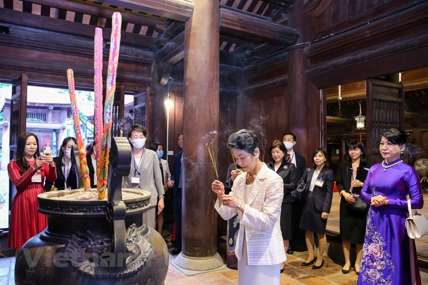 Phu nhân Thủ tướng Nhật Bản thăm Văn Miếu Quốc Tử Giám và Bảo tàng Phụ nữ Việt Nam - Ảnh 8.