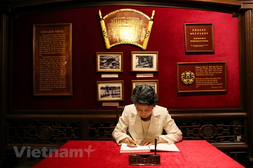 Phu nhân Thủ tướng Nhật Bản thăm Văn Miếu Quốc Tử Giám và Bảo tàng Phụ nữ Việt Nam - Ảnh 9.