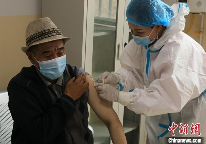 Trung Quốc thiếu vaccine cúm do người dân lo ngại tác động kép với Covid-19