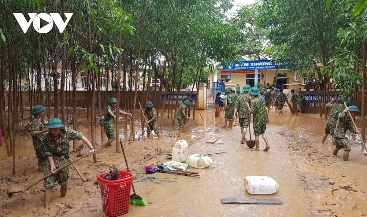 Quân và dân tỉnh Quảng Trị dọn dẹp trường học sau mưa lũ.