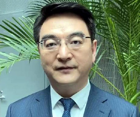 Ông Trịnh Trung Vĩ, Giám đốc Trung tâm Phát triển Khoa học Công nghệ Y dược và Y tế thuộc Ủy ban Y tế và Sức khỏe Quốc gia Trung Quốc. (Ảnh: Sina)
