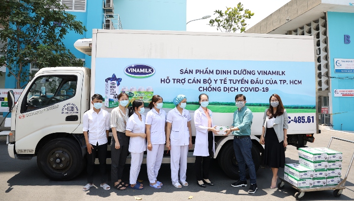 Hàng trăm ngàn sản phẩm dinh dưỡng như Sữa tươi 100%, Probi… đã được Vinamilk trao tặng để tiếp sức cho lực lượng tuyến đầu chống dịch trên cả nước