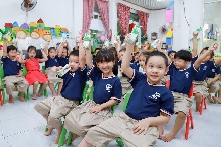 Chương trình Sữa học đường được tích cực triển khai, đảm bảo học sinh được uống sữa đầy đủ khi đến trường “mùa dịch”