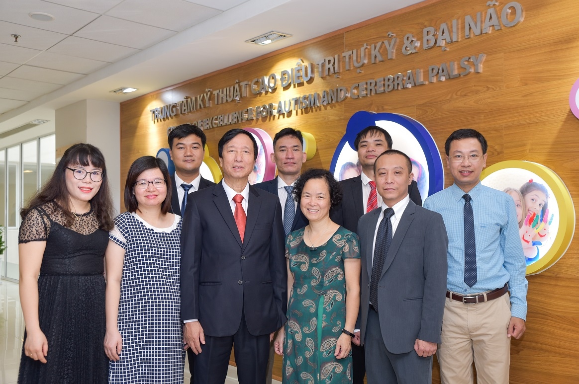 Nhóm các nhà khoa học Vinmec nghiên cứu đề tài ghép tế bào gốc kết hợp can thiệp điều trị tự kỷ.