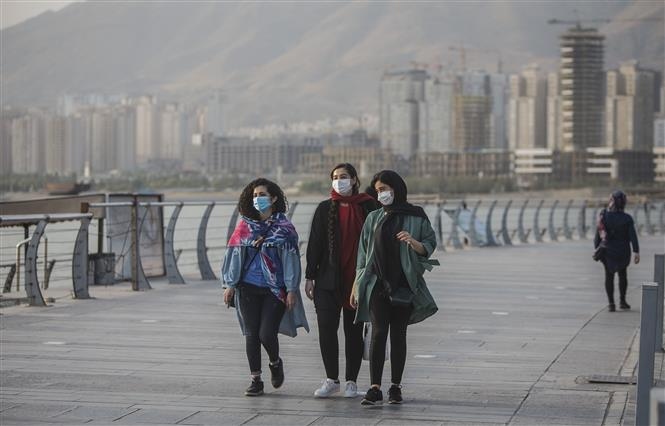  Người dân đeo khẩu trang phòng lây nhiễm Covid-19 tại Tehran, Iran. Ảnh: THX