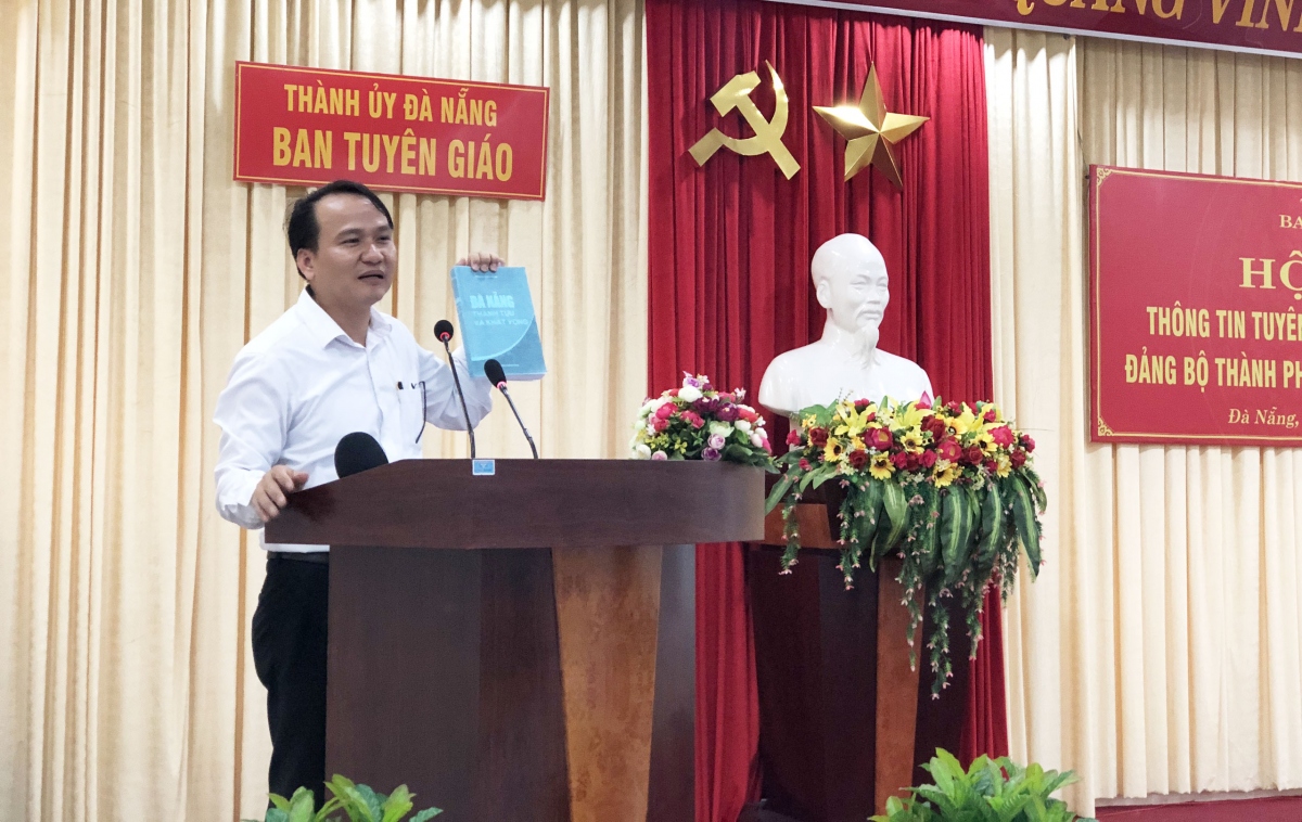 Đà Nẵng chỉ tặng sách cho đại biểu dự Đại hội Đảng bộ