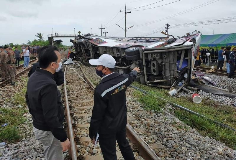 Xe buýt va chạm tàu hoả ở Thái Lan làm ít nhất 18 người thiệt mạng