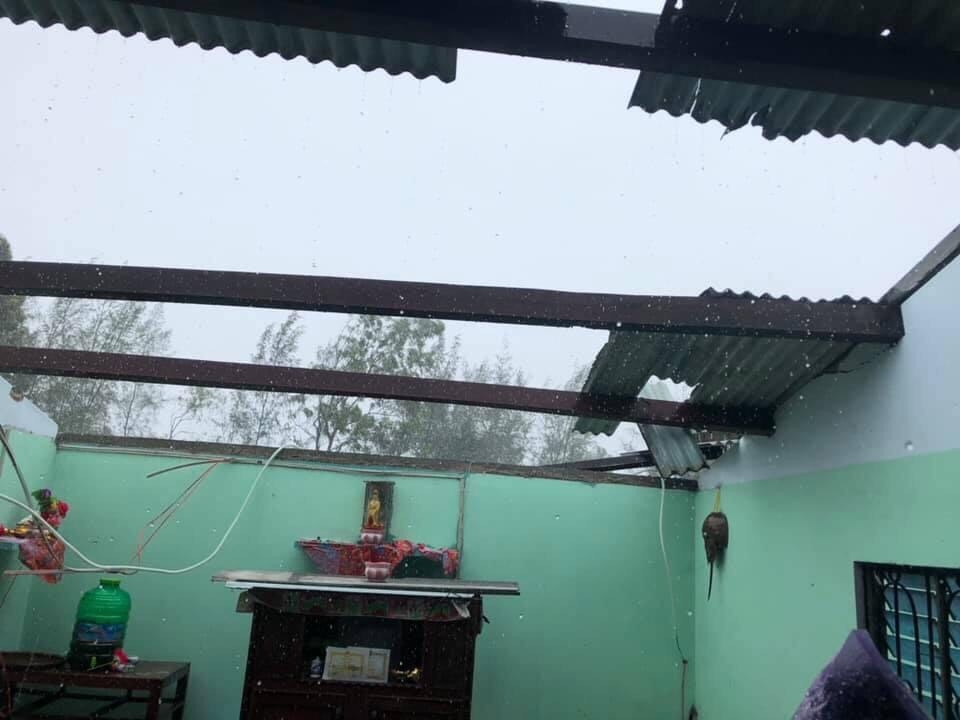 Lốc xoáy khiến hàng chục nhà dân ở Quảng Nam bị tốc mái
