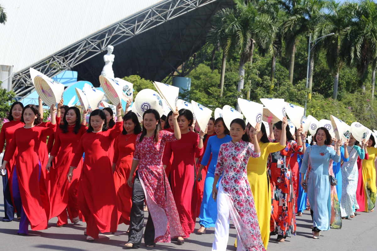 Diễu hành áo dài Duyên dáng Hạ Long - Tôn vinh vẻ đẹp truyền thống phụ nữ Việt