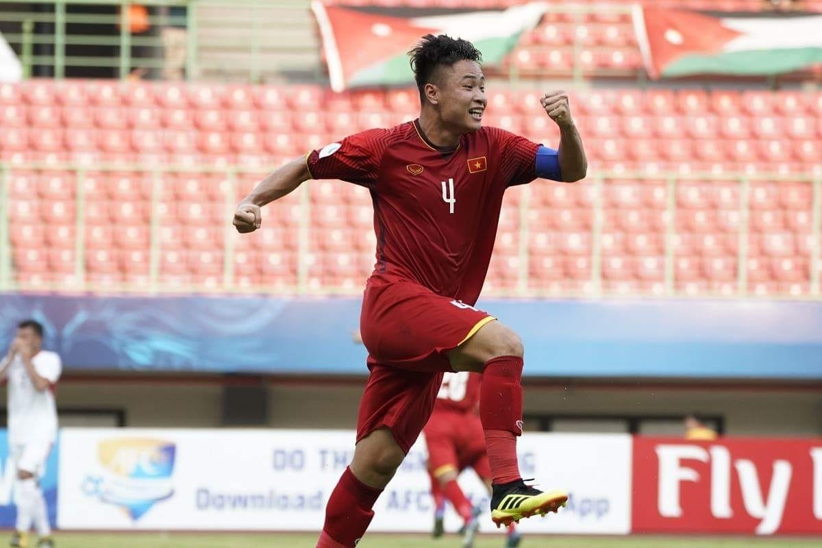 Văn Tới ăn mừng sau khi kiến tạo cho Mạnh Dũng ghi bàn nhưng sau đó chấn thương nặng ở trận U19 Việt Nam thua U19 Jordan ngày 19/10/2018. (Ảnh: AFC).