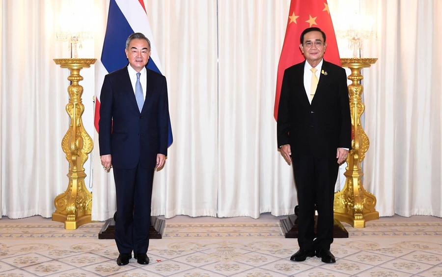 Ngoại trưởng Vương Nghị (trái) và Thủ tướng Prayut Chan-o-cha.
