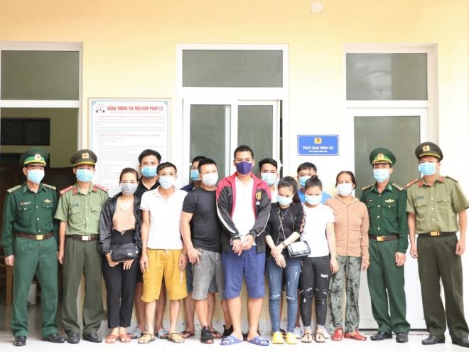 16 người đang chờ vượt biên sang Lào trái phép. (Ảnh: CAHT)