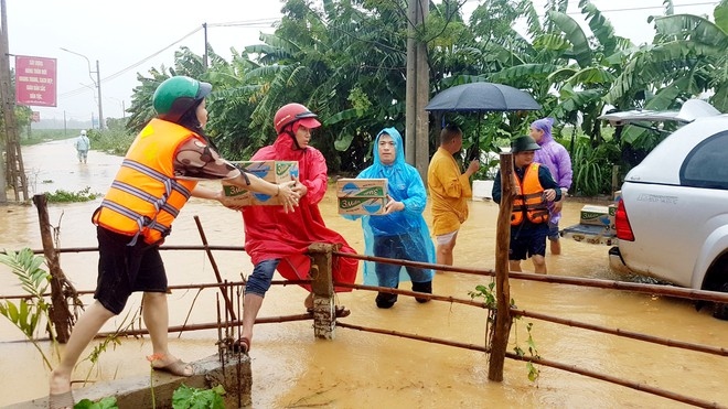 Cứu trợ người dân bị ảnh hưởng do bão lũ.