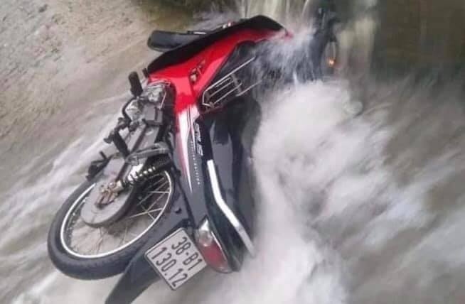 Đi xe máy qua tràn đập, người đàn ông bị nước cuốn tử vong