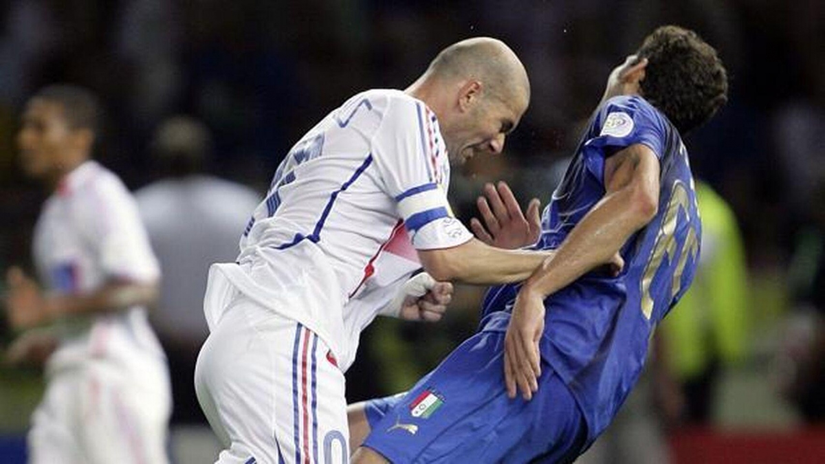 Tấm thẻ đỏ của Nicolas Pepe gợi nhớ cú "thiết đầu công" của Zinedine Zidane với Marco Materazzi ở chung kết World Cup 2006 vì kịch bản rất giống nhau.