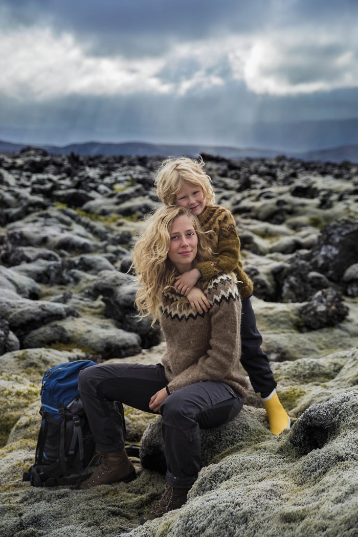 Mihaela Noroc - nhiếp ảnh gia người Romamia mới đây đã thực hiện một dự án đặc biệt: đi du lịch khắp thế giới và ghi lại những khoảnh khắc tuyệt đẹp của tình mẫu tử. Trong ảnh là Andrea thực hiện chuyến khám phá vùng đất gần Reykjavik, Iceland cùng con trai Benjamin.
