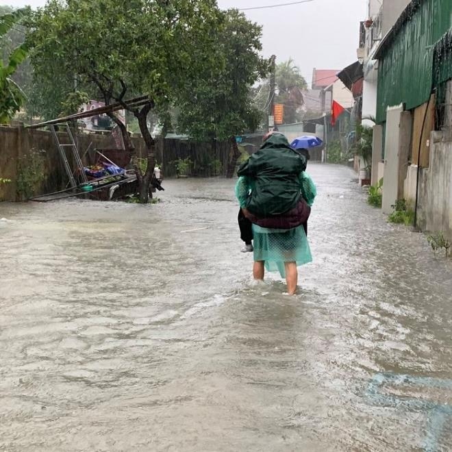 Nước lũ ngập tại nhiều tuyến đường, người già, trẻ em được ưu tiên di dời trước.