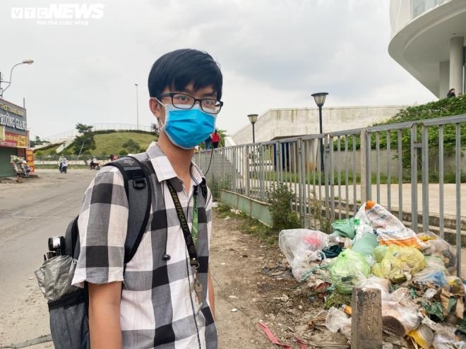"Xung quanh khuôn viên làng Đại học Quốc gia TP HCM có nhiều bãi rác tự phát bốc mùi hôi thối, gây ô nhiễm môi trường. Ngày nào em cũng thấy người của đơn vị môi trường đến gom rác nhưng họ chỉ gom hai bên đường, còn dưới gốc cây thì hầu như không được xử lý", bạn H. sinh viên Trường ĐH Bách Khoa chia sẻ./.