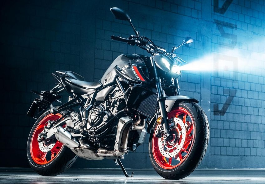 Ba lựa chọn màu sắc cho chiếc Yamaha MT-07 2021 bao gồm Storm Fluo, Icon Blue và Ice Black. Yamaha MT-07 cạnh tranh trực tiếp với Honda CB650R và Triumph Trident 660. Mức giá đề xuất cho phiên bản 2021 tăng nhẹ 100 USD, ở mức 7.599 USD.