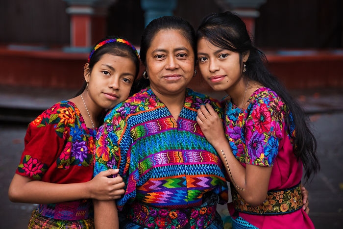 Ba mẹ con diện trang phục sặc sỡ ở Guatemala.