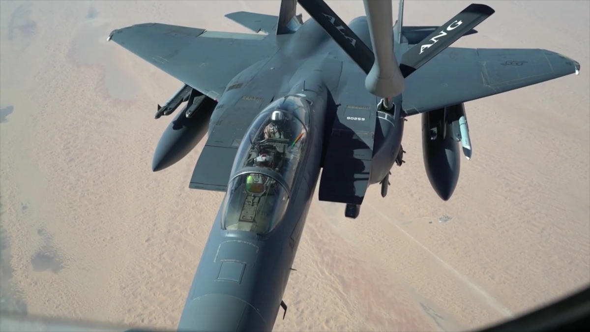 Video: KC-135R tiếp nhiên liệu trên không cho 2 tiêm kích F-16C và F-15E