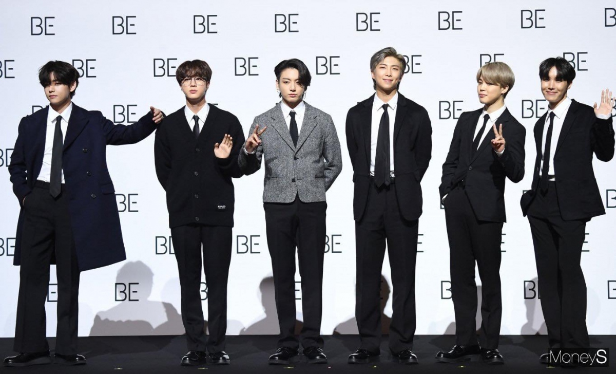 BTS gây sốt với vẻ ngoài lịch lãm tại họp báo ra mắt album "BE"